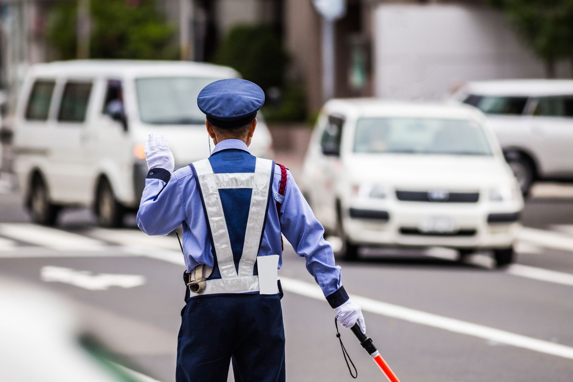 警備をする男性